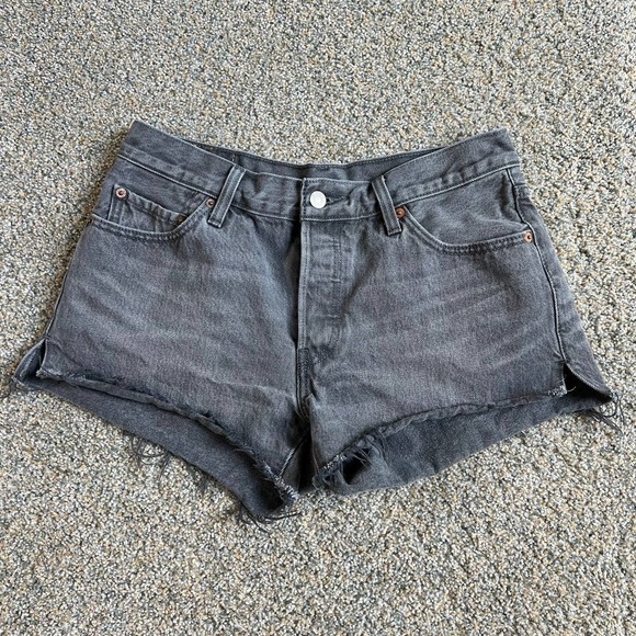 LEVI'S 501 Cut Off Raw Hem Gray Denim Shorts Women's 29 Cotton Mid Rise Jorts - Picture 1 of 4